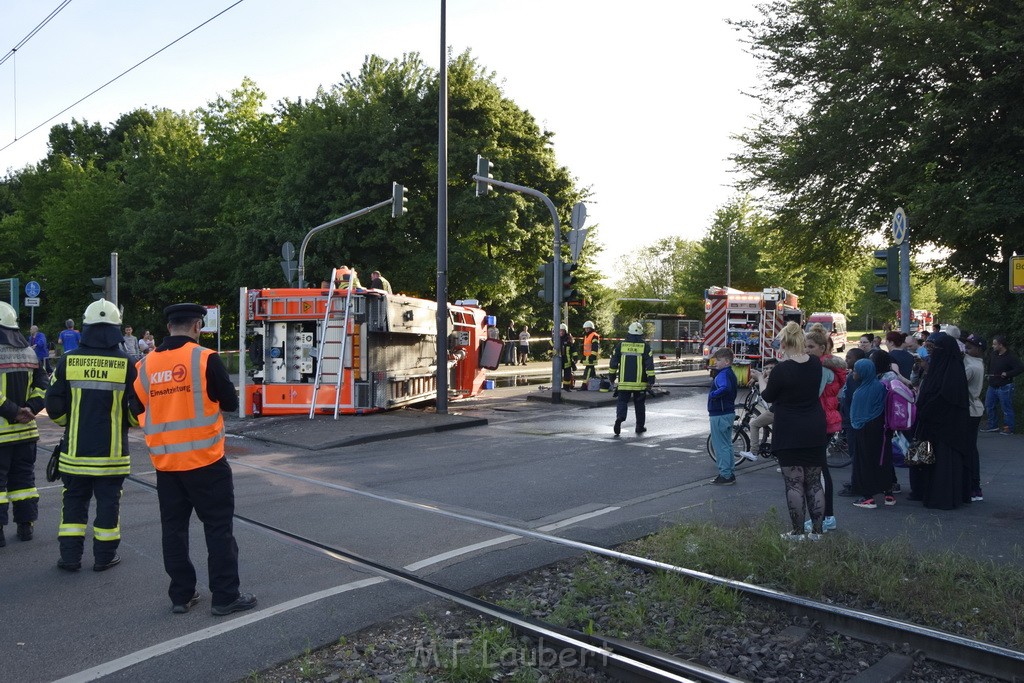 TLF 4 umgestuerzt Koeln Bocklemuend Ollenhauer Ring Militaerringstr P027.JPG - Miklos Laubert